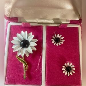 Vintage Stemmed Flower Brooch & Clip on Earrings‎ Set in Pink Velveteen B…